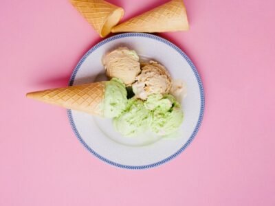 ice-cream-background-with-cones-plate_23-2147822292