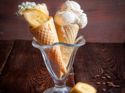 side-view-waffle-cones-with-banana-ice-cream-banana-slices-chocolate-drops-ice-cream-cup_176474-3247